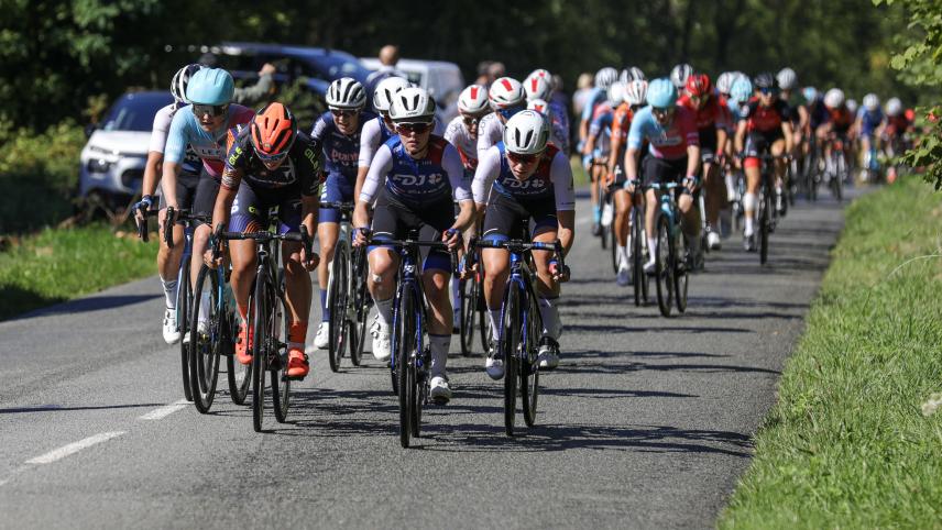 Peloton cycliste sur route lors d’une épreuve dans les Hauts-de-France