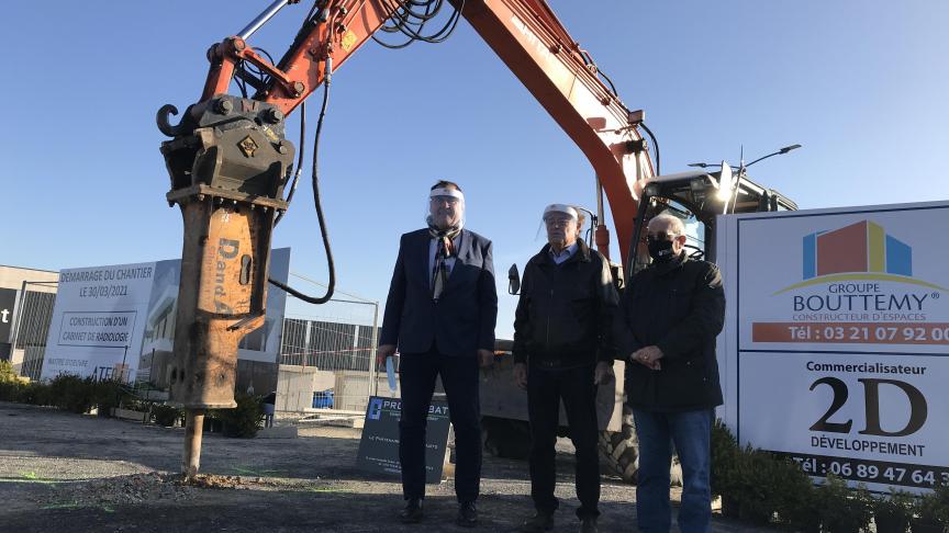 Démarrage d’un chantier du Groupe Bouttemy autour d’un engin de travaux