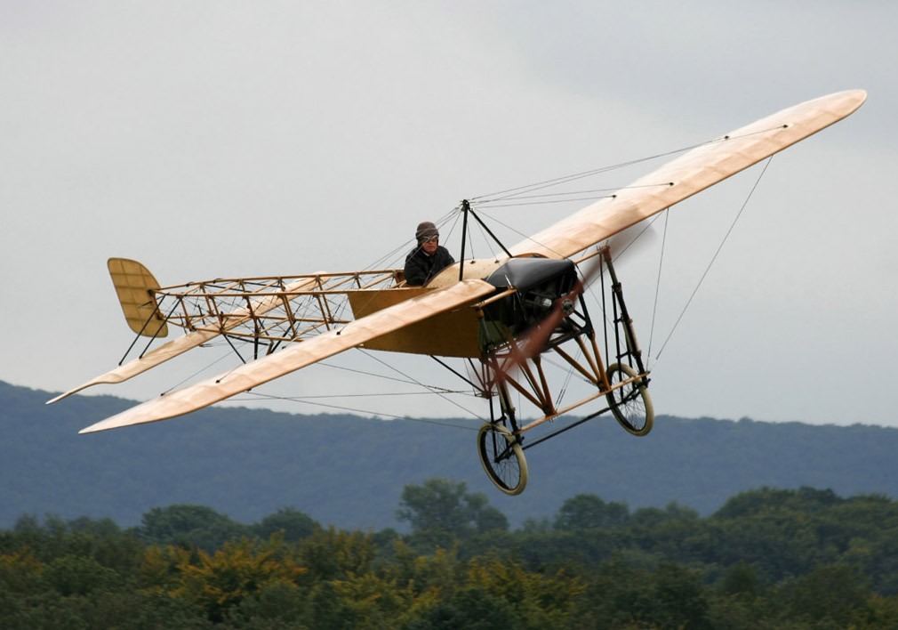 Avion historique en vol dans le cadre d’une action de mémoire