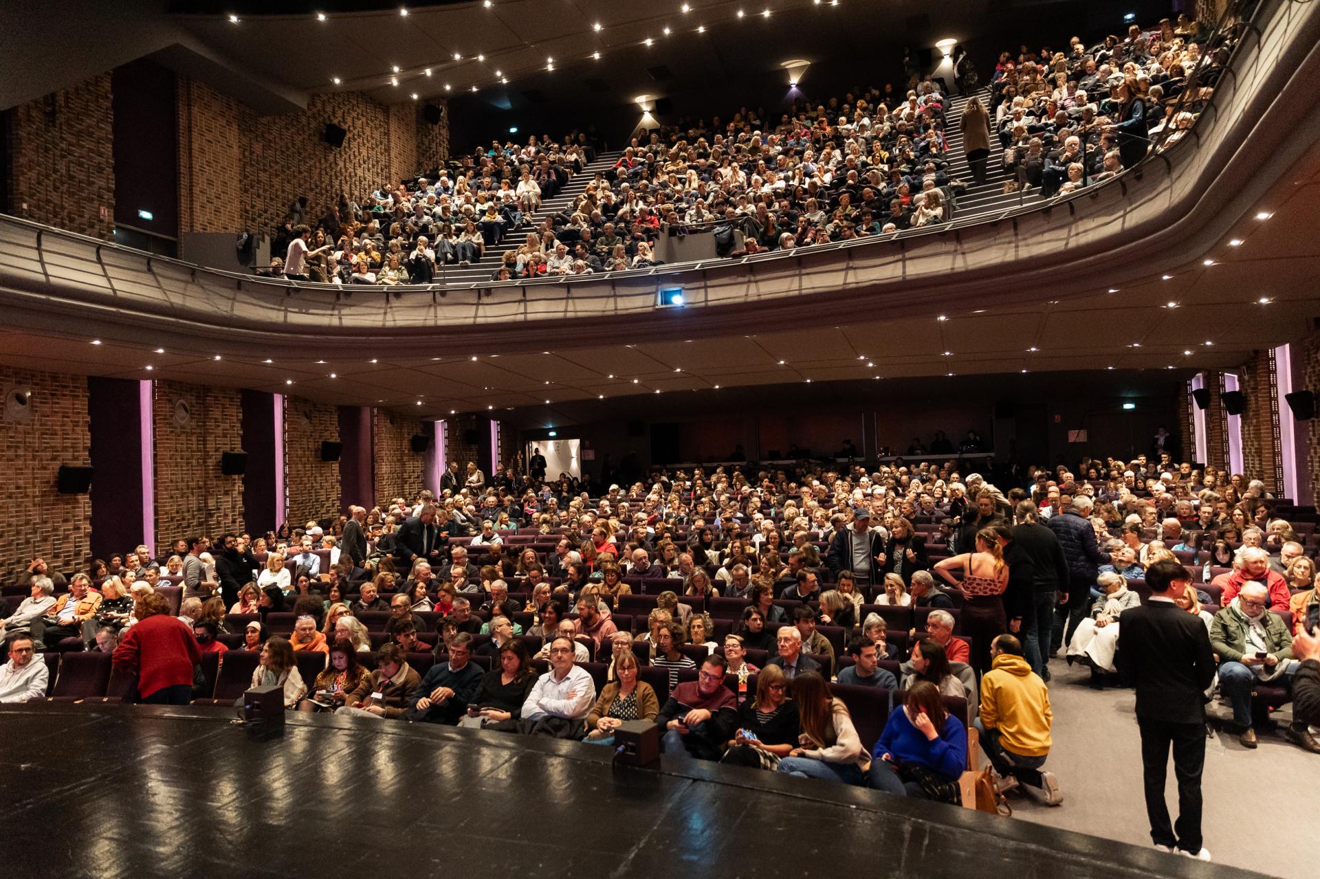 Public rassemblé lors d’un temps fort culturel à Arras