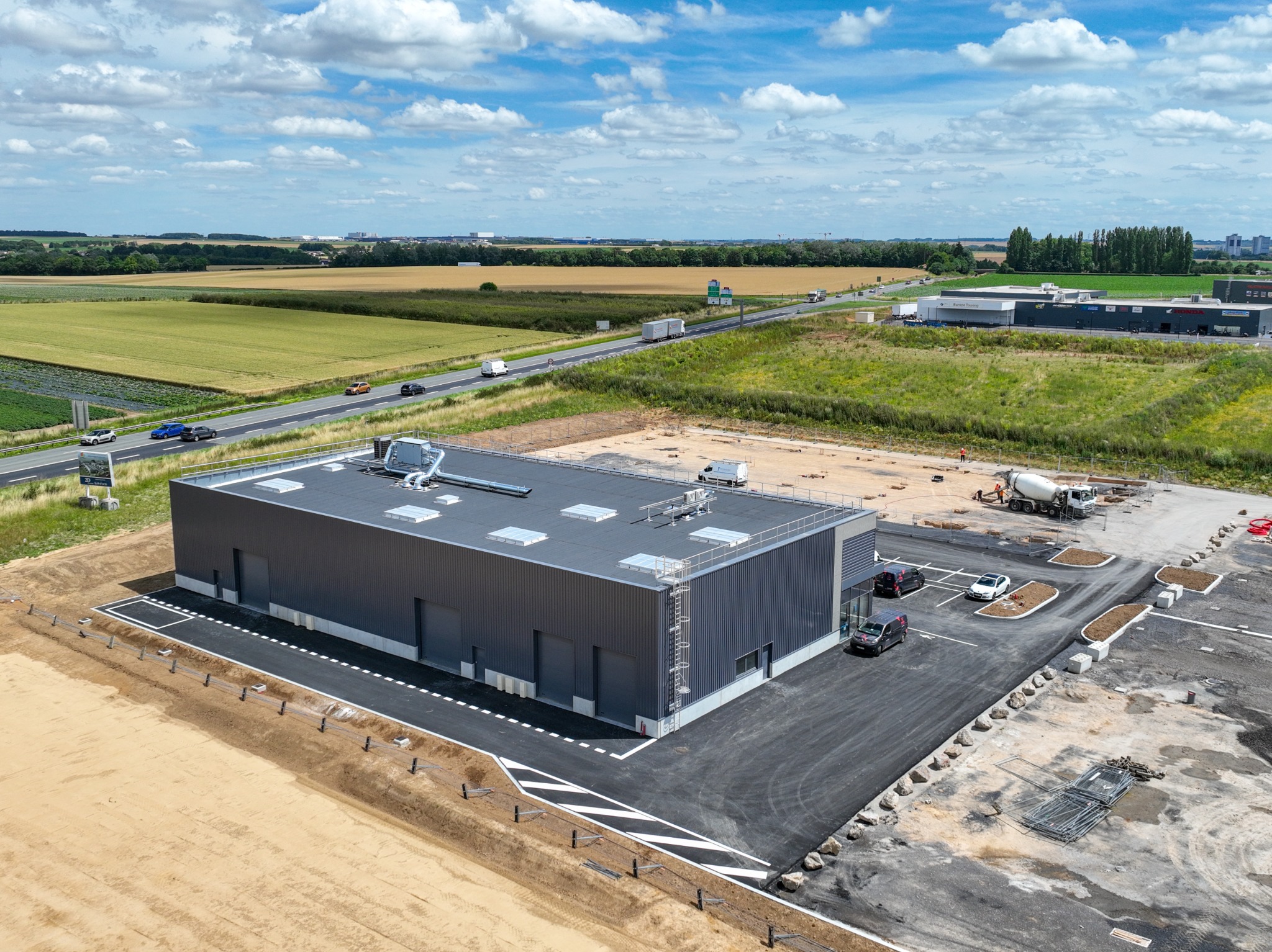 Vue aérienne récente d’un site, de ses accès et de son environnement
