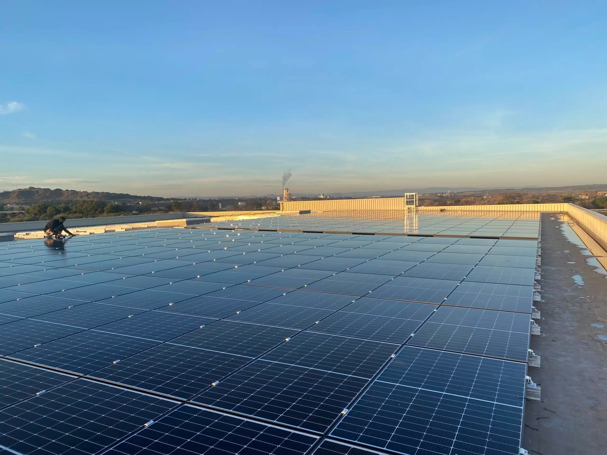 Panneaux photovoltaïques installés sur la toiture d’un site
